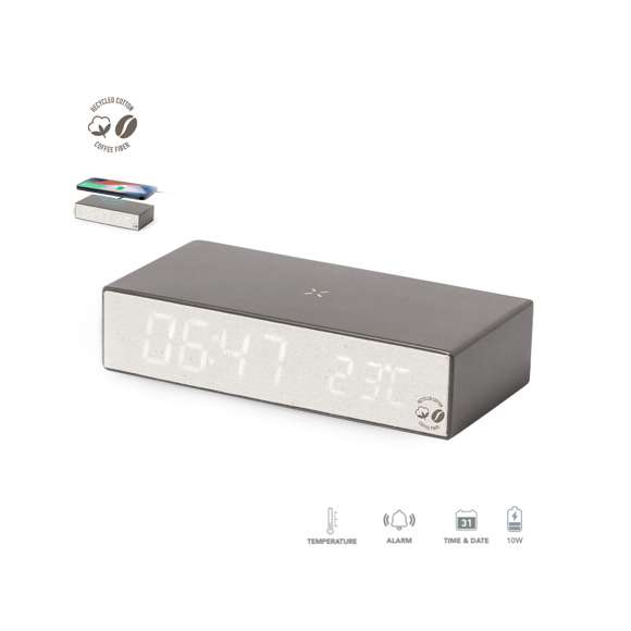 Reloj multifunción con cargador inalámbrico 10W integrado. Fabricado en en fibra de café y algodón reciclado. Función hora (12/24h), alarma, con intensidad de luz regulable. Alimentación mediante conexión USB. Compatible con dispositivos equipados con tecnología de carga inalámbrica y presentado en atractiva caja de diseño kraft. Con distintivo de fibra de café y algodón reciclado. Incluye manual de instruccions en español e inglés.La fibra de café es una solución circular que se obtiene de la utilización de los residuos producidos en la obtención del café. Una alternativa sostenible que favorece la reducción del uso de plásticos, ahorrando energía en su proceso de fabricación y contribuyendo al cuidado del medio ambiente.Disponible certificación GRS (Global Recycled Standard / Estándar de Reciclaje Global), que garantiza el origen reciclado del material usado para fabricar el producto.