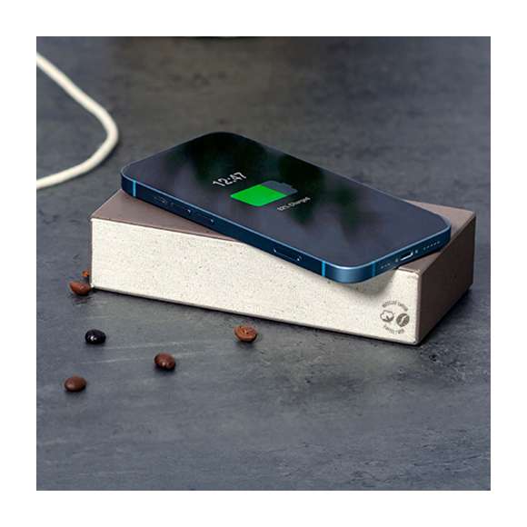 Reloj multifunción con cargador inalámbrico 10W integrado. Fabricado en en fibra de café y algodón reciclado. Función hora (12/24h), alarma, con intensidad de luz regulable. Alimentación mediante conexión USB. Compatible con dispositivos equipados con tecnología de carga inalámbrica y presentado en atractiva caja de diseño kraft. Con distintivo de fibra de café y algodón reciclado. Incluye manual de instruccions en español e inglés.La fibra de café es una solución circular que se obtiene de la utilización de los residuos producidos en la obtención del café. Una alternativa sostenible que favorece la reducción del uso de plásticos, ahorrando energía en su proceso de fabricación y contribuyendo al cuidado del medio ambiente.Disponible certificación GRS (Global Recycled Standard / Estándar de Reciclaje Global), que garantiza el origen reciclado del material usado para fabricar el producto.