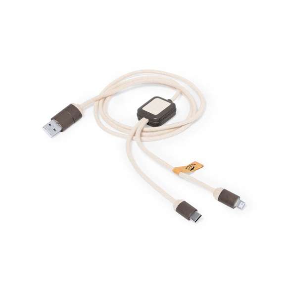 Cable cargador fabricado en fibra de café, con cables recubiertos en algodón reciclado. Conexiones de entrada Tipo C y USB, con salidas Tipo C, Lightning y Micro USB. 5V DC 2.4A. Con distintivos de fibra de café y algodón reciclado. Presentado en bolsa individual de diseño kraft con autocierre.La fibra de café es una solución circular que se obtiene de la utilización de los residuos producidos en la obtención del café. Una alternativa sostenible que favorece la reducción del uso de plásticos, ahorrando energía en su proceso de fabricación y contribuyendo al cuidado del medio ambiente. Disponible certificación GRS (Global Recycled Standard / Estándar de Reciclaje Global), que garantiza el origen reciclado del material usado para fabricar el producto.
