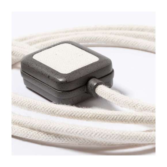 Cable cargador fabricado en fibra de café, con cables recubiertos en algodón reciclado. Conexiones de entrada Tipo C y USB, con salidas Tipo C, Lightning y Micro USB. 5V DC 2.4A. Con distintivos de fibra de café y algodón reciclado. Presentado en bolsa individual de diseño kraft con autocierre.La fibra de café es una solución circular que se obtiene de la utilización de los residuos producidos en la obtención del café. Una alternativa sostenible que favorece la reducción del uso de plásticos, ahorrando energía en su proceso de fabricación y contribuyendo al cuidado del medio ambiente. Disponible certificación GRS (Global Recycled Standard / Estándar de Reciclaje Global), que garantiza el origen reciclado del material usado para fabricar el producto.
