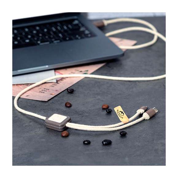 Cable cargador fabricado en fibra de café, con cables recubiertos en algodón reciclado. Conexiones de entrada Tipo C y USB, con salidas Tipo C, Lightning y Micro USB. 5V DC 2.4A. Con distintivos de fibra de café y algodón reciclado. Presentado en bolsa individual de diseño kraft con autocierre.La fibra de café es una solución circular que se obtiene de la utilización de los residuos producidos en la obtención del café. Una alternativa sostenible que favorece la reducción del uso de plásticos, ahorrando energía en su proceso de fabricación y contribuyendo al cuidado del medio ambiente. Disponible certificación GRS (Global Recycled Standard / Estándar de Reciclaje Global), que garantiza el origen reciclado del material usado para fabricar el producto.