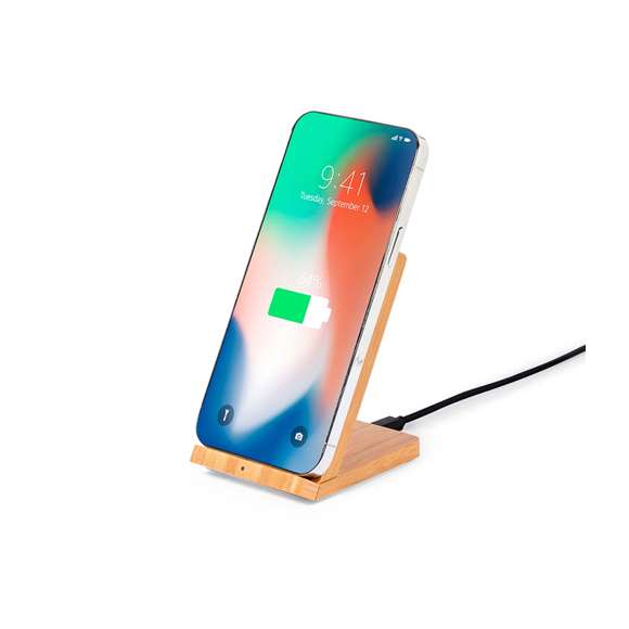 Cargador inalámbrico con función soporte para smartphone. Fabricado en bambú, con superficie en elegante color negro. Luz led interior y recubrimiento exterior especialmente diseñado para marcaje en láser, iluminando así el logotipo. Con función carga de 15W y compatible con dispositivos equipados con tecnología Qi. Amplia superficie de marcaje y presentado en atractiva caja de diseño kraft.