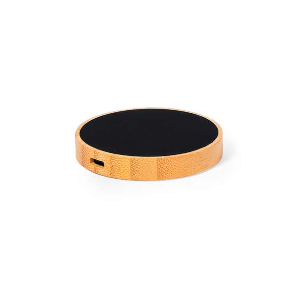 Cargador inalámbrico circular. Fabricado en bambú, con superficie en elegante color negro. Luz led interior y recubrimiento exterior especialmente diseñado para marcaje en láser, iluminando así el logotipo. Con función carga de 15W, compatible con dispositivos equipados con tecnología de carga inalámbrica Qi. Con base antideslizante, incluye cable cargador Tipo C y manual de instrucciones en español e inglés. Presentado en caja individual de diseño kraft.