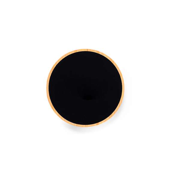 Cargador inalámbrico circular. Fabricado en bambú, con superficie en elegante color negro. Luz led interior y recubrimiento exterior especialmente diseñado para marcaje en láser, iluminando así el logotipo. Con función carga de 15W, compatible con dispositivos equipados con tecnología de carga inalámbrica Qi. Con base antideslizante, incluye cable cargador Tipo C y manual de instrucciones en español e inglés. Presentado en caja individual de diseño kraft.