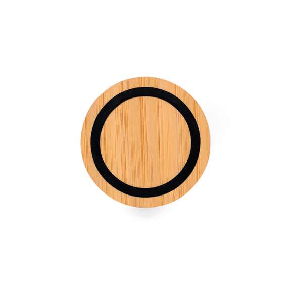 Cargador inalámbrico circular. Fabricado en bambú, con superficie en elegante color negro. Luz led interior y recubrimiento exterior especialmente diseñado para marcaje en láser, iluminando así el logotipo. Con función carga de 15W, compatible con dispositivos equipados con tecnología de carga inalámbrica Qi. Con base antideslizante, incluye cable cargador Tipo C y manual de instrucciones en español e inglés. Presentado en caja individual de diseño kraft.