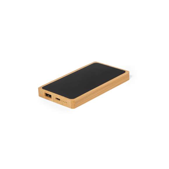 Batería auxiliar externa de 5.000 mAh fabricado en bambú y superficie en elegante color negro, con luz led interior y un recubrimiento exterior especialmente diseñado para marcaje en láser, iluminando así el logotipo. 1 salida USB y 1 tipo C. Tipo C de entrada. Con indicadores LED de estado de carga. Incluye cable cargador Tipo C y manual de instrucciones en español e inglés. Presentado en caja individual de diseño kraft.Entrada/Salida USB C: 5V DC 2.4VSalida USB: 5V DC 2.4ALas capacidades mostradas en todas nuestras baterías auxiliares externas son reales, incorporando todas ellas baterías de grado A y no recicladas, con una vida útil de al menos 500 ciclos de carga y según normativa CE.Además, están fabricadas conforme a los estándares RoHS y en cumplimiento con los siguientes requisitos de seguridad:Sistema de protección contra sobrecarga del power bank.Sistema de protección contra descarga completa que proporciona una mayor durabilidad del power bank.Sistema de bloqueo para evitar cortocircuitos.Sistema de transferencia de carga constante, acorde con la capacidad del dispositivo de destino.