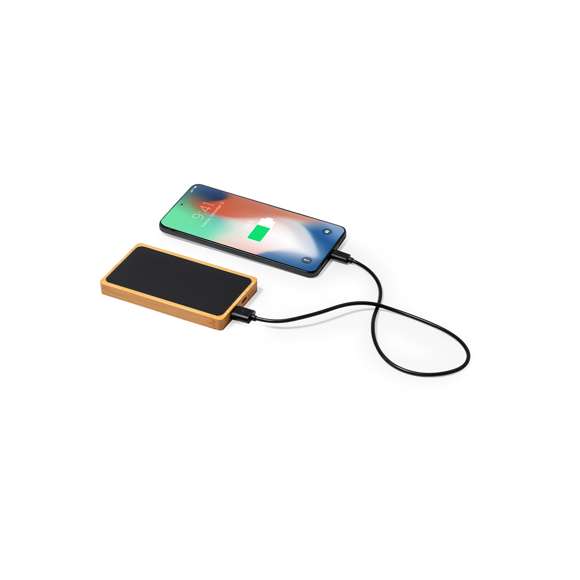 Batería auxiliar externa de 5.000 mAh fabricado en bambú y superficie en elegante color negro, con luz led interior y un recubrimiento exterior especialmente diseñado para marcaje en láser, iluminando así el logotipo. 1 salida USB y 1 tipo C. Tipo C de entrada. Con indicadores LED de estado de carga. Incluye cable cargador Tipo C y manual de instrucciones en español e inglés. Presentado en caja individual de diseño kraft.Entrada/Salida USB C: 5V DC 2.4VSalida USB: 5V DC 2.4ALas capacidades mostradas en todas nuestras baterías auxiliares externas son reales, incorporando todas ellas baterías de grado A y no recicladas, con una vida útil de al menos 500 ciclos de carga y según normativa CE.Además, están fabricadas conforme a los estándares RoHS y en cumplimiento con los siguientes requisitos de seguridad:Sistema de protección contra sobrecarga del power bank.Sistema de protección contra descarga completa que proporciona una mayor durabilidad del power bank.Sistema de bloqueo para evitar cortocircuitos.Sistema de transferencia de carga constante, acorde con la capacidad del dispositivo de destino.