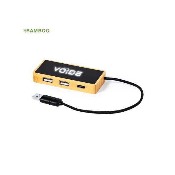 Puerto USB 2.0 fabricado en bambú y superficie en elegante color negro, con luz led interior y un recubrimiento exterior especialmente diseñado para marcaje en láser, iluminando así el logotipo. Incluye puerto Tipo C y 2 puertos USB, con entrada dual USB/Tipo C. Presentado en caja individual de diseño kraft.Fabricado conforme a estándares RoHS, con sistema de bloqueo para evitar cortocircuitos.