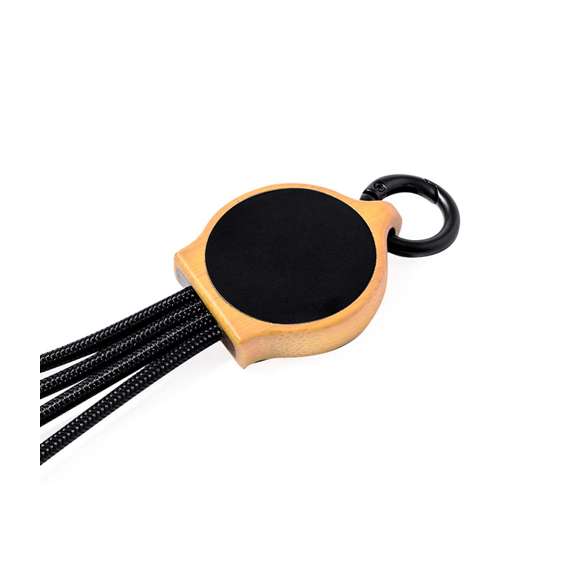 Cable cargador fabricado en bambú y superficie en elegante color negro, con luz led interior y un recubrimiento exterior especialmente diseñado para marcaje en láser, iluminando así el logotipo. Con conexiones de entrada Tipo C y USB y salidas Tipo C, Lightning y Micro USB. 5V DC 2.4A. Presentado en bolsa individual de diseño kraft.