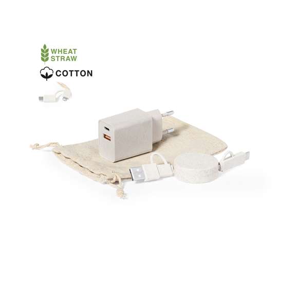Set de cargador USB de pared con carga rápida y cable cargador con transferencia de datos, fabricados en fibra de trigo. Cargador con salida USB y Tipo C, y cable extensible con conexión Micro USB, Tipo C y Lightning. Enchufe europeo. Presentado en bolsa de algodón crudo 100% natural, con cierre de cordón.La caña de trigo fomenta la utilización de materias primas naturales, reduciendo así las emisiones contaminantes.