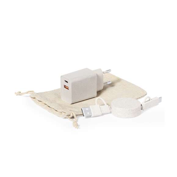 Set de cargador USB de pared con carga rápida y cable cargador con transferencia de datos, fabricados en fibra de trigo. Cargador con salida USB y Tipo C, y cable extensible con conexión Micro USB, Tipo C y Lightning. Enchufe europeo. Presentado en bolsa de algodón crudo 100% natural, con cierre de cordón.La caña de trigo fomenta la utilización de materias primas naturales, reduciendo así las emisiones contaminantes.