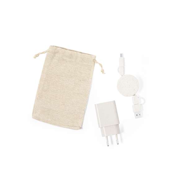 Set de cargador USB de pared con carga rápida y cable cargador con transferencia de datos, fabricados en fibra de trigo. Cargador con salida USB y Tipo C, y cable extensible con conexión Micro USB, Tipo C y Lightning. Enchufe europeo. Presentado en bolsa de algodón crudo 100% natural, con cierre de cordón.La caña de trigo fomenta la utilización de materias primas naturales, reduciendo así las emisiones contaminantes.