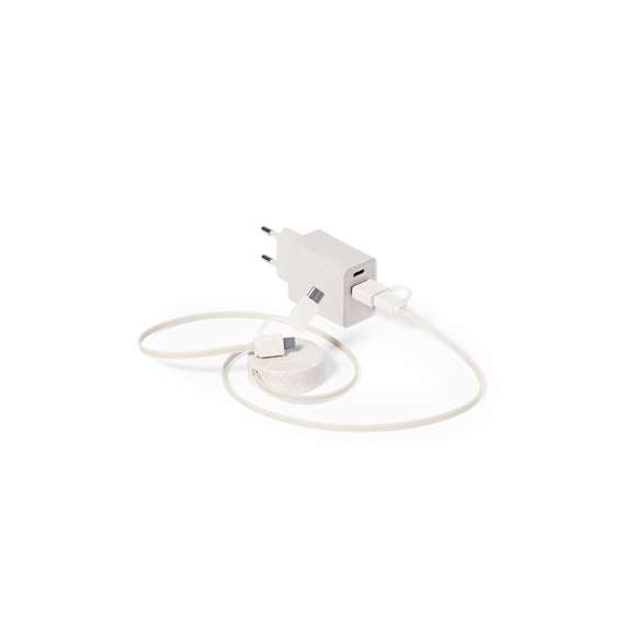 Set de cargador USB de pared con carga rápida y cable cargador con transferencia de datos, fabricados en fibra de trigo. Cargador con salida USB y Tipo C, y cable extensible con conexión Micro USB, Tipo C y Lightning. Enchufe europeo. Presentado en bolsa de algodón crudo 100% natural, con cierre de cordón.La caña de trigo fomenta la utilización de materias primas naturales, reduciendo así las emisiones contaminantes.