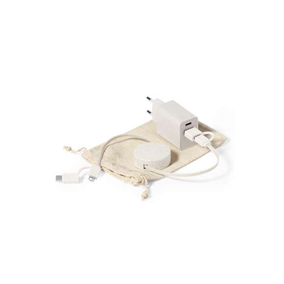 Set de cargador USB de pared con carga rápida y cable cargador con transferencia de datos, fabricados en fibra de trigo. Cargador con salida USB y Tipo C, y cable extensible con conexión Micro USB, Tipo C y Lightning. Enchufe europeo. Presentado en bolsa de algodón crudo 100% natural, con cierre de cordón.La caña de trigo fomenta la utilización de materias primas naturales, reduciendo así las emisiones contaminantes.