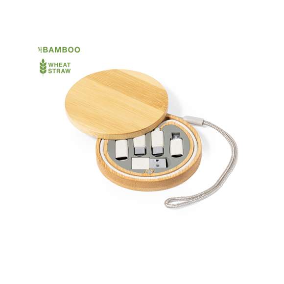 Completo set de cables cargadores fabricado en fibra de trigo, con estuche de bambú pulido y asa de transporte. Incluye cable con capacidad de transferencia de datos y múltiples conexiones, con cabezales Micro USB, Tipo C y Lightning. 5V DC 3A. Presentado en caja diseño kraft.Elaborado con elementos vegetales para así fomentar la utilización de materias primas naturales y reducir las emisiones contaminantes.