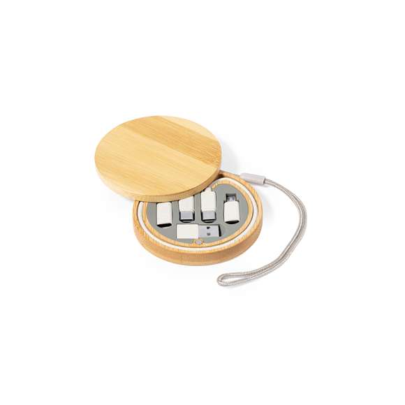 Completo set de cables cargadores fabricado en fibra de trigo, con estuche de bambú pulido y asa de transporte. Incluye cable con capacidad de transferencia de datos y múltiples conexiones, con cabezales Micro USB, Tipo C y Lightning. 5V DC 3A. Presentado en caja diseño kraft.Elaborado con elementos vegetales para así fomentar la utilización de materias primas naturales y reducir las emisiones contaminantes.
