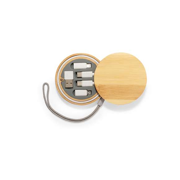 Completo set de cables cargadores fabricado en fibra de trigo, con estuche de bambú pulido y asa de transporte. Incluye cable con capacidad de transferencia de datos y múltiples conexiones, con cabezales Micro USB, Tipo C y Lightning. 5V DC 3A. Presentado en caja diseño kraft.Elaborado con elementos vegetales para así fomentar la utilización de materias primas naturales y reducir las emisiones contaminantes.