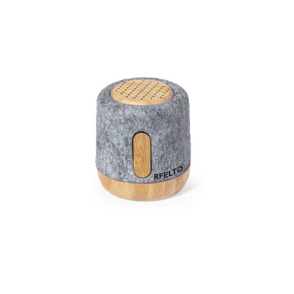 Altavoz con conexión Bluetooth. Carcasa fabricada en bambú y fieltro RPET. Con 3W de potencia, batería de 300 mAh y conexión Bluetooth 5.0. Incluye cable cargador Tipo C y manual de instrucciones en español e inglés. Con distintivo RPET y presentado en caja individual de diseño kraft.El fieltro RPET reciclado es fruto de la combinación del proceso de reciclaje de materiales plásticos junto a la técnica milenaria de fabricación del fieltro, dando como resultado un material de eco-tendencia que, además de ser de origen reciclado, también se convierte en reciclable.