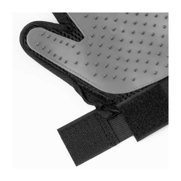 Guante para cepillar a las mascotas fabricado en suave poliéster y TPR. Diseñado para mimar a las mascotas, es fácil de usar y se ajusta a la mano gracias a su diseño ergonómico, con cinta de velcro adaptable. Las cerdas de suave TPR que atrapan el pelo suelto, para un cepillado fácil y cómodo. Presentado en una bolsa individual reciclada.
