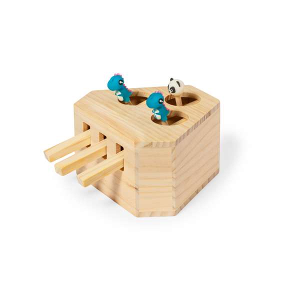 Juego para mascotas fabricado en madera. Divertido, seguro y fácil de usar: pulsando en las palancas aparecen 3 simpáticas figuras que despertarán la curiosidad de toda mascota. Presentado en caja individual kraft.
