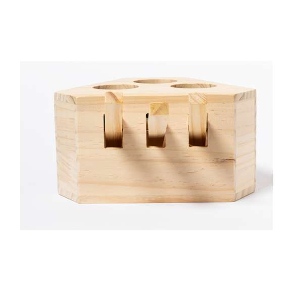 Juego para mascotas fabricado en madera. Divertido, seguro y fácil de usar: pulsando en las palancas aparecen 3 simpáticas figuras que despertarán la curiosidad de toda mascota. Presentado en caja individual kraft.