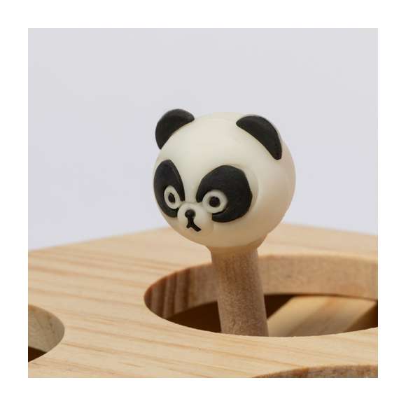 Juego para mascotas fabricado en madera. Divertido, seguro y fácil de usar: pulsando en las palancas aparecen 3 simpáticas figuras que despertarán la curiosidad de toda mascota. Presentado en caja individual kraft.