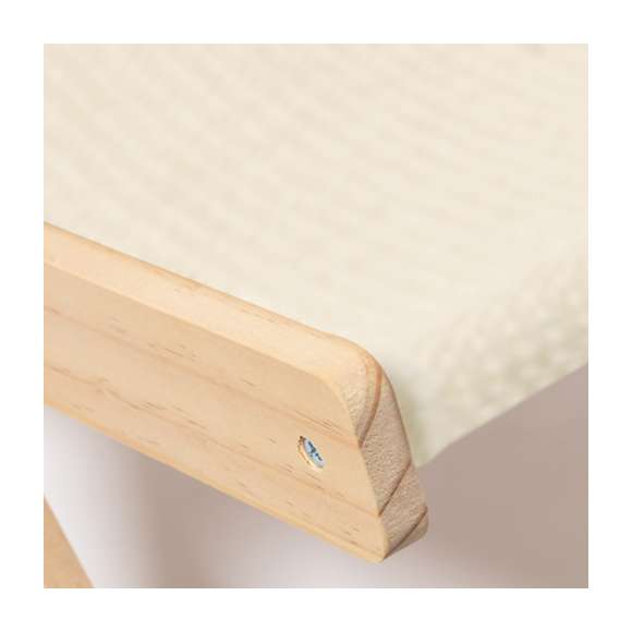 Ingeniosa silla de mascotas, con estructura fabricada en sólida madera y asiento en confortable tejido canvas, de acabado suave y resistente. Dseñada para un óptimo descanso de las mascotas y con distintos niveles de altura. Presentada en una caja individual kraft.