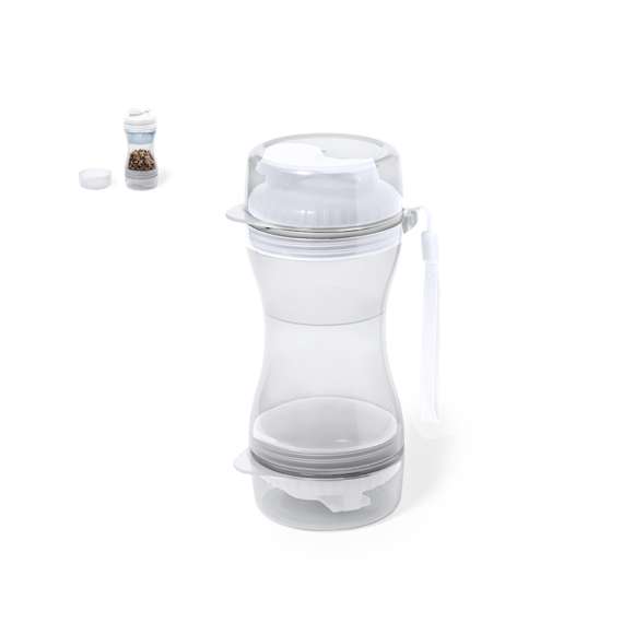Práctico set de mascotas fabricado en resistente ABS. Con dos compartimentos separados de 330 ml y 280 ml, con tapón de rosca para mayor seguridad y dosificadores incluidos. Además, cuenta con dos tapaderas para usar como cuenco. Presentado individualmente en caja de diseño kraft.