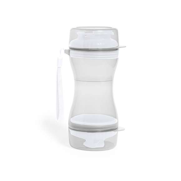 Práctico set de mascotas fabricado en resistente ABS. Con dos compartimentos separados de 330 ml y 280 ml, con tapón de rosca para mayor seguridad y dosificadores incluidos. Además, cuenta con dos tapaderas para usar como cuenco. Presentado individualmente en caja de diseño kraft.