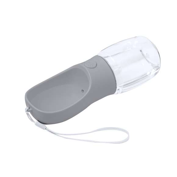 Práctico bidón para mascotas de 350 ml, fabricado en resistente combinación de ABS y PET. Incluye depósito de 350 ml y original dosificador para llenar bebedero con la cantidad de líquido deseada. Con práctica correa para fácil transporte y presentado individualmente en caja de diseño kraft.
