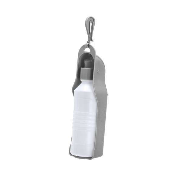 Práctico bidón y bebedero para mascotas de 250 ml de capacidad, fabricado en resistente PP. Fácil de usar, solamente hay que poner el bidón en posición vertical y presionarlo hasta que el bebedero se llene con la cantidad de líquido deseada. Con gancho de ajuste y presentado individualmente en caja de diseño kraft.