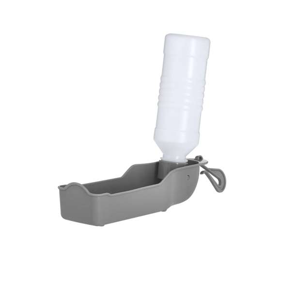 Práctico bidón y bebedero para mascotas de 250 ml de capacidad, fabricado en resistente PP. Fácil de usar, solamente hay que poner el bidón en posición vertical y presionarlo hasta que el bebedero se llene con la cantidad de líquido deseada. Con gancho de ajuste y presentado individualmente en caja de diseño kraft.
