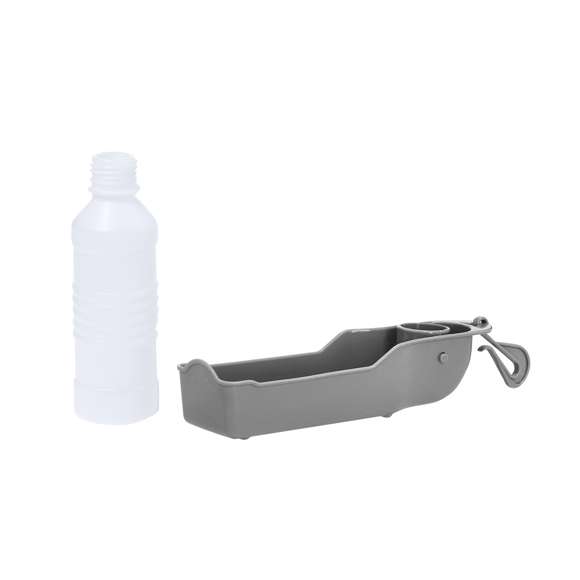 Práctico bidón y bebedero para mascotas de 250 ml de capacidad, fabricado en resistente PP. Fácil de usar, solamente hay que poner el bidón en posición vertical y presionarlo hasta que el bebedero se llene con la cantidad de líquido deseada. Con gancho de ajuste y presentado individualmente en caja de diseño kraft.