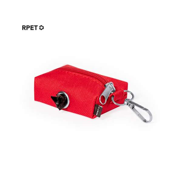 Dispensador de bolsas para mascotas fabricado en RPET. Original diseño en forma de monedero con cremallera y un anillo metálico para poder extraer las bolsas fácilmente. Cómodo transporte gracias a su mosquetón integrado con 15 bolsas biodegradables incluidas. Disponible en variados colores. El material RPET se elabora a partir de plástico reciclado, para así fomentar la reutilización de residuos plásticos y ayudar a la sostenibilidad del planeta.