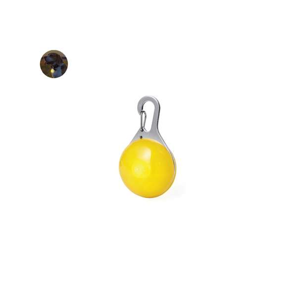 Luz de seguridad para mascotas. Práctico enganche para collar de mascotas con luz intermitente permitiendo una mayor visibilidad. Fácil de colgar gracias a su mosquetón incorporado y con pilas de botón incluidas.