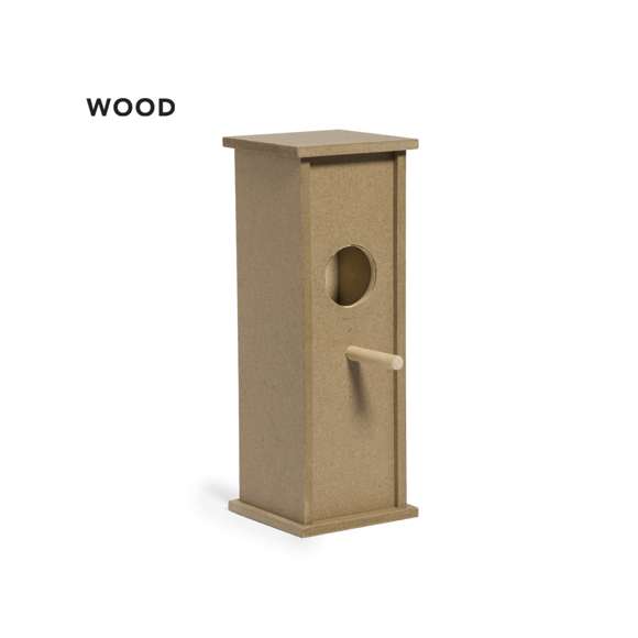 Caseta colgante para pájaros fabricada en resistente madera. Un acogedor refugio para aves muy fácil de montar, con amplio orificio de entrada para un cómodo acceso. Presentada en caja individual kraft.