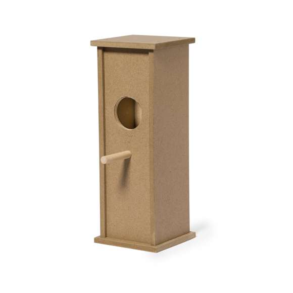 Caseta colgante para pájaros fabricada en resistente madera. Un acogedor refugio para aves muy fácil de montar, con amplio orificio de entrada para un cómodo acceso. Presentada en caja individual kraft.