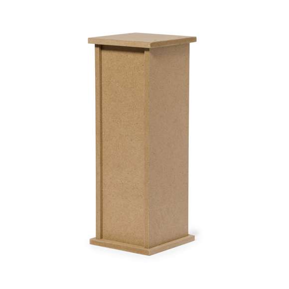 Caseta colgante para pájaros fabricada en resistente madera. Un acogedor refugio para aves muy fácil de montar, con amplio orificio de entrada para un cómodo acceso. Presentada en caja individual kraft.