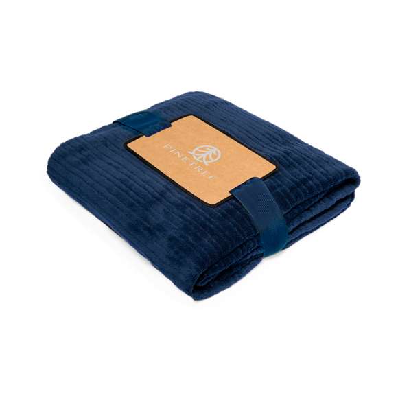 Manta fabricada en poliéster de 240g/m2, muy confortable y de tacto suave y cálido. Disponible en varios colores y presentada en cinta con lámina para fácil impresión, dentro de una bolsa individual reciclada.
