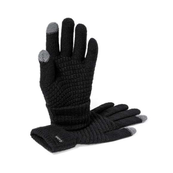 Práctico par de guantes para dispositivos con pantalla táctil. De cálido y suave acabado poliéster RPET. Función táctil en dedos índice y pulgar. Talla única adulto, con logotipo RPET en etiqueta exterior.El material RPET se elabora a partir de plástico reciclado, para así fomentar la reutilización de residuos plásticos y ayudar a la sostenibilidad del planeta.