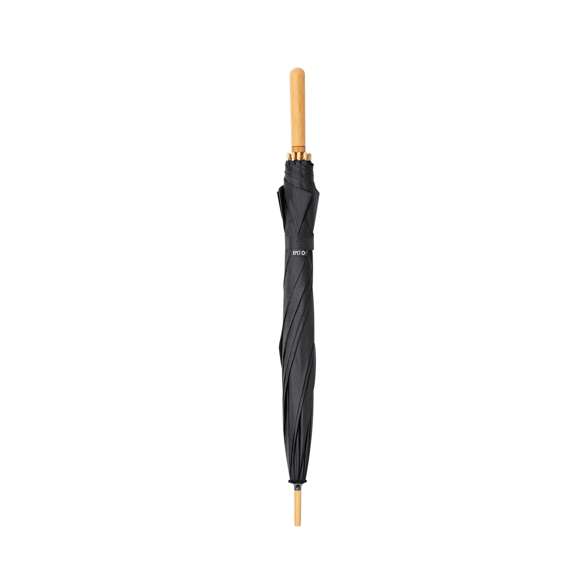 Paraguas de 140cm de diámetro en material pongee 190T RPET. Apertura manual y varillas de fibra de vidrio antiviento, de elegante color negro con cierre de velcro. Mango recto hecho en bambú y etiqueta distintiva RPET.El material RPET se elabora a partir de plástico reciclado, para así fomentar la reutilización de residuos plásticos y ayudar a la sostenibilidad del planeta.