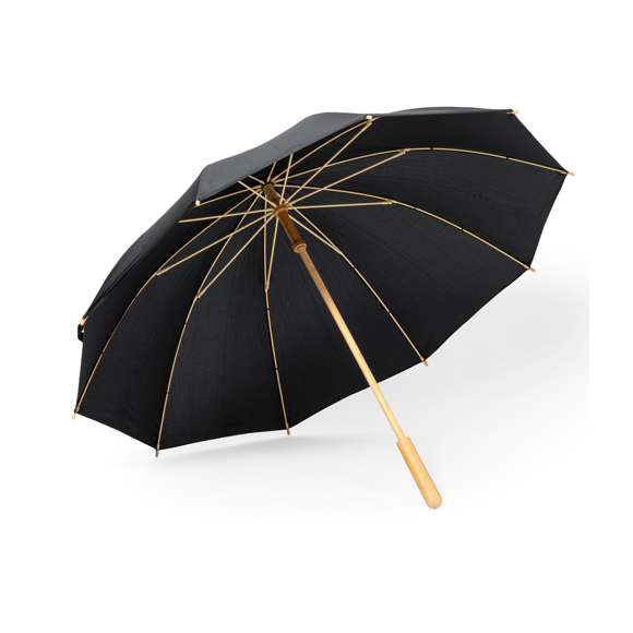 Paraguas de 140cm de diámetro en material pongee 190T RPET. Apertura manual y varillas de fibra de vidrio antiviento, de elegante color negro con cierre de velcro. Mango recto hecho en bambú y etiqueta distintiva RPET.El material RPET se elabora a partir de plástico reciclado, para así fomentar la reutilización de residuos plásticos y ayudar a la sostenibilidad del planeta.