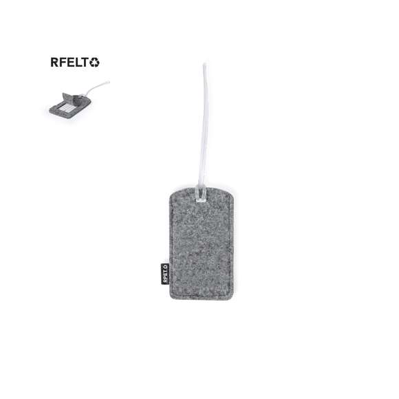 Identificador para maletas fabricado en fieltro RPET. Para amarrar a cualquier maleta gracias a su cinta flexible e indicar información básica, fabricado en fieltro RPET, con ventana y etiqueta distintiva de RPET.El fieltro RPET es fruto de la combinación del proceso de reciclaje de materiales plásticos junto con la técnica milenaria de fabricación del fieltro, dando como resultado un material de eco-tendencia que, además de ser de origen reciclado, también se convierte en reciclable.