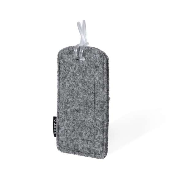 Identificador para maletas fabricado en fieltro RPET. Para amarrar a cualquier maleta gracias a su cinta flexible e indicar información básica, fabricado en fieltro RPET, con ventana y etiqueta distintiva de RPET.El fieltro RPET es fruto de la combinación del proceso de reciclaje de materiales plásticos junto con la técnica milenaria de fabricación del fieltro, dando como resultado un material de eco-tendencia que, además de ser de origen reciclado, también se convierte en reciclable.