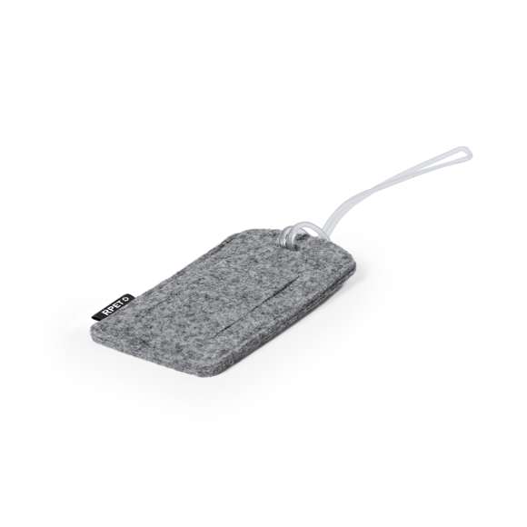 Identificador para maletas fabricado en fieltro RPET. Para amarrar a cualquier maleta gracias a su cinta flexible e indicar información básica, fabricado en fieltro RPET, con ventana y etiqueta distintiva de RPET.El fieltro RPET es fruto de la combinación del proceso de reciclaje de materiales plásticos junto con la técnica milenaria de fabricación del fieltro, dando como resultado un material de eco-tendencia que, además de ser de origen reciclado, también se convierte en reciclable.