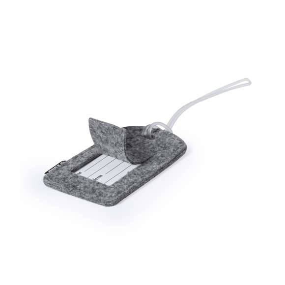 Identificador para maletas fabricado en fieltro RPET. Para amarrar a cualquier maleta gracias a su cinta flexible e indicar información básica, fabricado en fieltro RPET, con ventana y etiqueta distintiva de RPET.El fieltro RPET es fruto de la combinación del proceso de reciclaje de materiales plásticos junto con la técnica milenaria de fabricación del fieltro, dando como resultado un material de eco-tendencia que, además de ser de origen reciclado, también se convierte en reciclable.