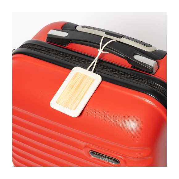 Identificador para maletas fabricado en bambú y silicona veteada. Para sujetar a cualquier maleta gracias a su cinta flexible e indicar información básica. Fabricado en silicona con efecto natural, con placa central en bambú. Presentado en bolsa individual de papel reciclado.Materiales como el bambú fomentan la utilización de materias primas naturales, reduciendo las emisiones contaminantes. Proviene de una planta de gran resistencia y versatilidad, con crecimiento y regeneración rápidos, siendo una excelente alternativa al uso de madera tradicional.