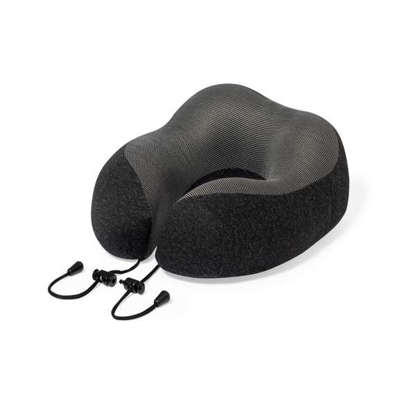 Cómoda almohadilla portátil acolchada para cuello. Máxima experiencia de confort para cualquier viaje gracias a la almohadilla de suave tacto y los cierres de cordón para un correcto y cómodo ajuste. Con funda confeccionada en RPET para protegerla en el transporte y etiqueta distintiva. El material RPET se elabora a partir de plástico reciclado, para así fomentar la reutilización de residuos plásticos y ayudar a la sostenibilidad del planeta.