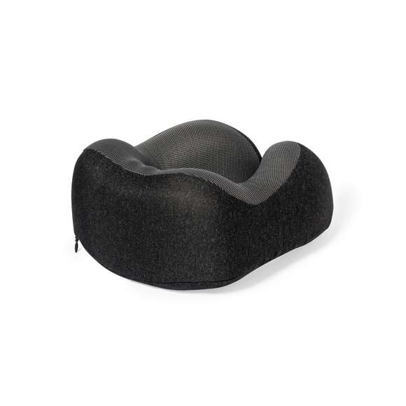 Cómoda almohadilla portátil acolchada para cuello. Máxima experiencia de confort para cualquier viaje gracias a la almohadilla de suave tacto y los cierres de cordón para un correcto y cómodo ajuste. Con funda confeccionada en RPET para protegerla en el transporte y etiqueta distintiva. El material RPET se elabora a partir de plástico reciclado, para así fomentar la reutilización de residuos plásticos y ayudar a la sostenibilidad del planeta.