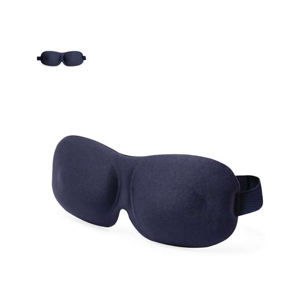 Cómoda máscara de viaje fabricada en suave poliéster. Máxima experiencia de descanso para los ojos, debido a que su diseño acolchado proporciona un bloqueo óptimo de la luz para un sueño reparador en cualquier lugar. El elástico regulable garantiza un ajuste cómodo y seguro. Presentado en bolsa individual de papel reciclado.